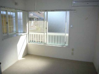 Living and room. 2 side lighting of the room