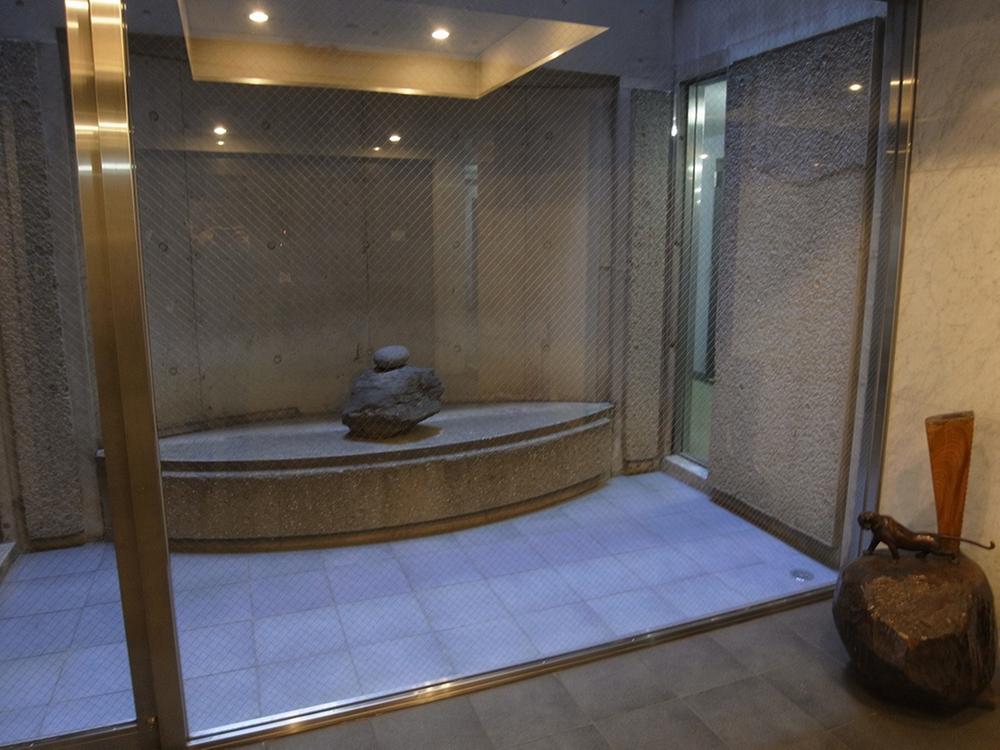 Entrance. Common areas