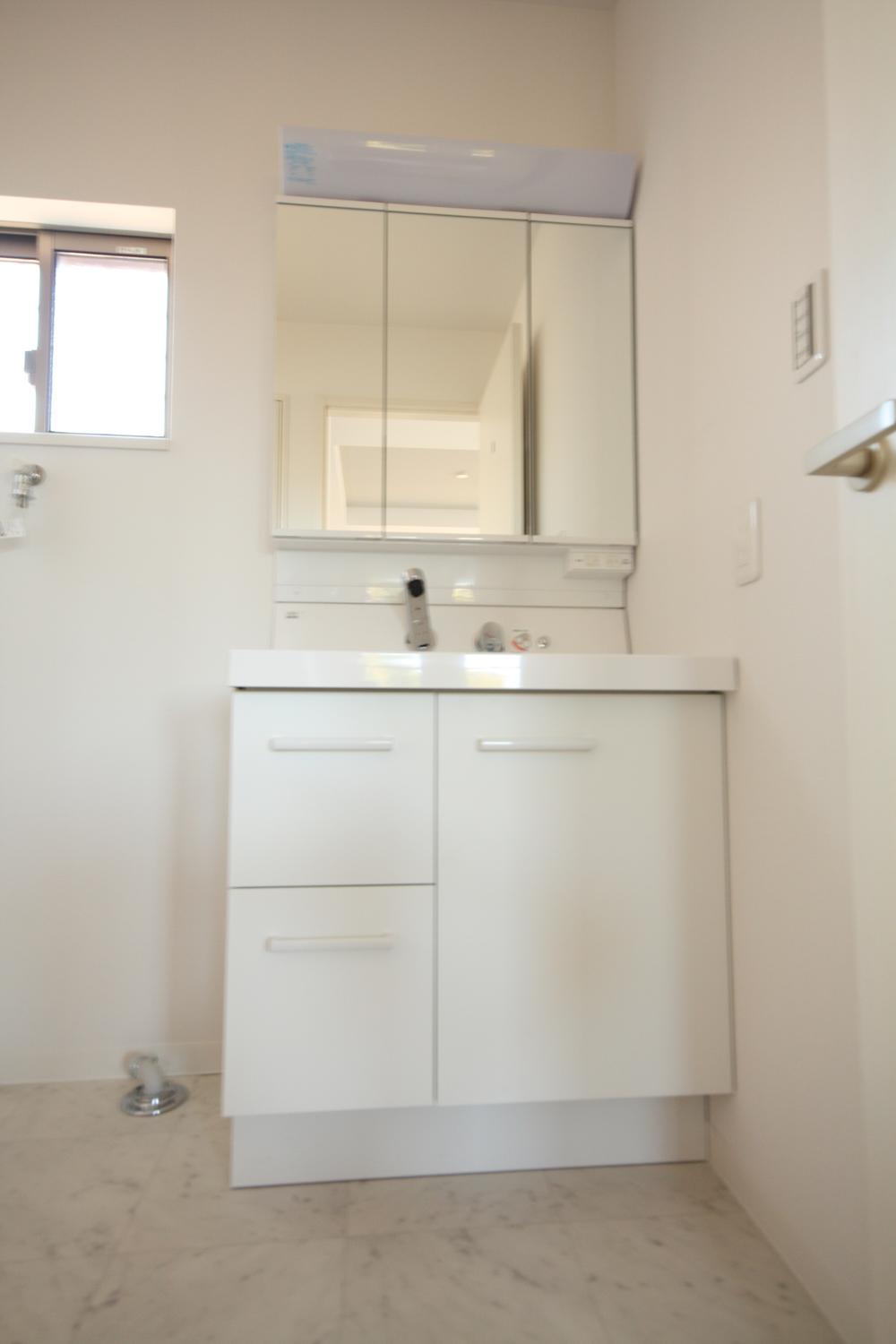 Wash basin, toilet. 5 Building Indoor (12 May 2013) Shooting