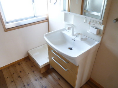 Washroom. Wash basin