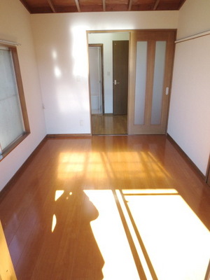 Other room space. Corner room two-sided lighting