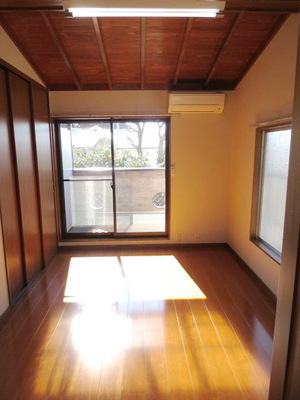 Living and room. Corner room two-sided lighting