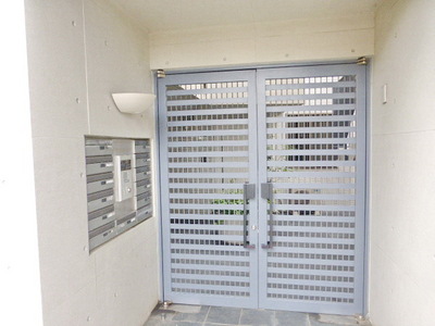 Entrance. Auto-lock equipped