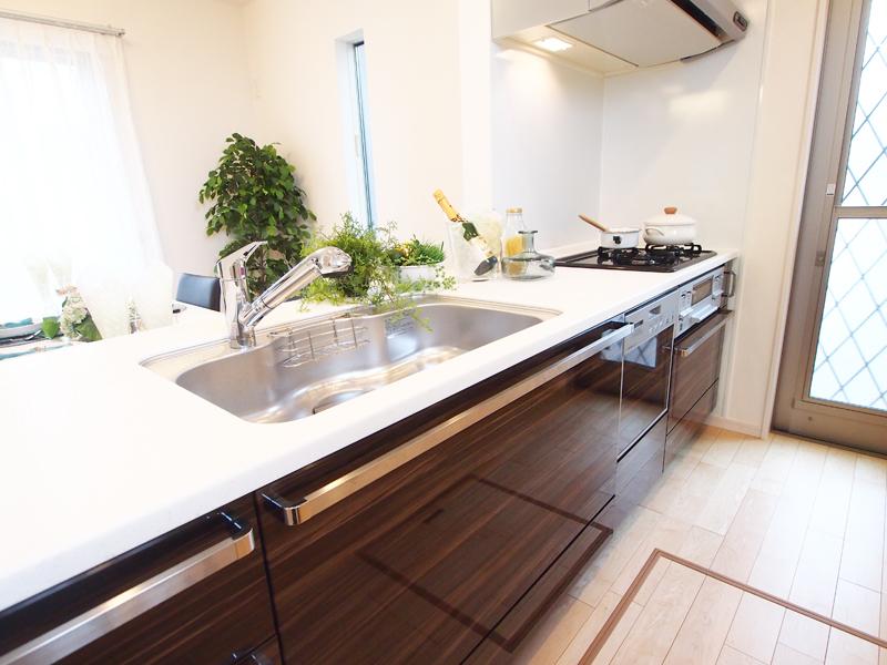 Kitchen. Mixing faucet water purifier built-in, Equipped with dishwashers standard. It is bright and easy-to-use kitchen at the counter the adoption of the entire building full open type. Kitchen (same specifications)