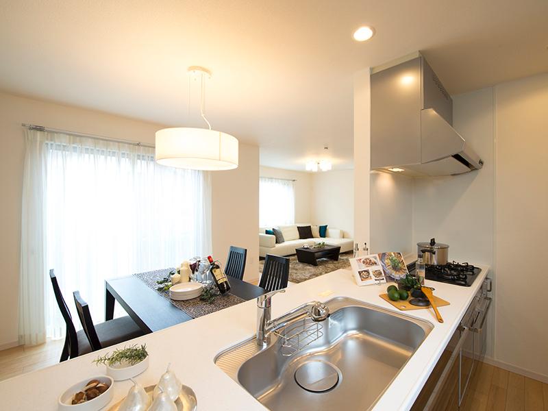 Living dining gas hot-water floor heating has been standard equipment. Use the flooring which has been subjected to strong special coating to scratches and dirt. Living-dining (same specifications)