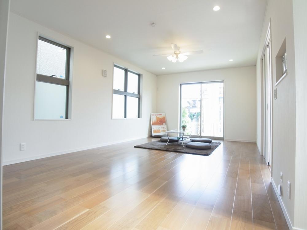 Same specifications photos (living). Seller construction cases _ living