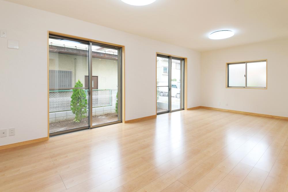 Same specifications photos (living). Chamber for introducing light, Sash is standard equipped with a SAMOS-II Of course, thermal insulation and up to 15% glass area than the normal sash ・ Sound insulation ・ Also pursue thorough airtightness!