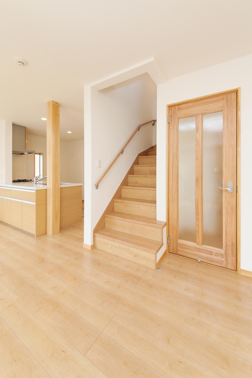 Same specifications photos (Other introspection). Door of the room is stuck to solid wood, Quite different from the typical sheet bonded goods, Is a texture that is a profound feeling!