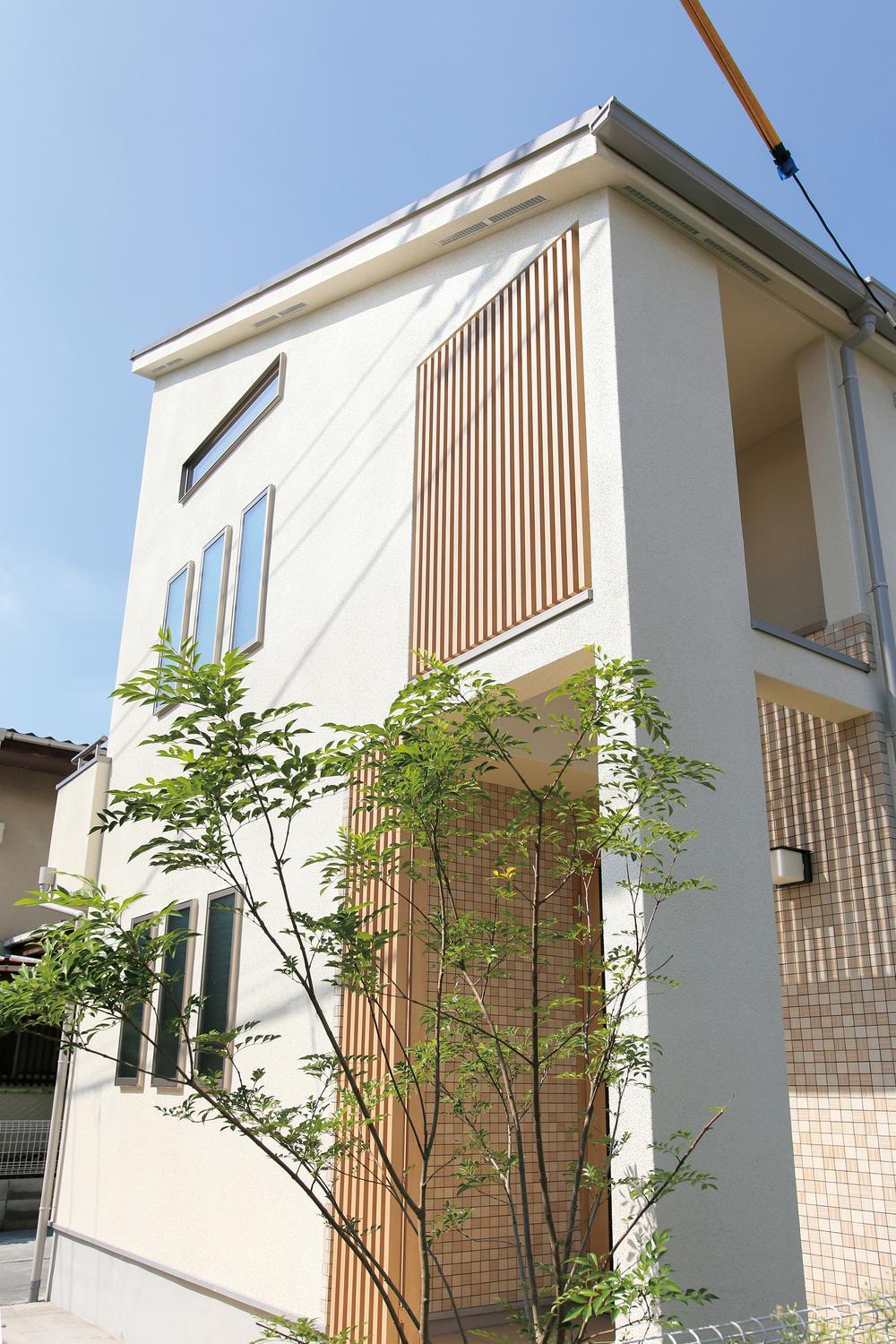 Same specifications photos (appearance). Also fashionable rendition looks to paste the court lines and tiles around the front door