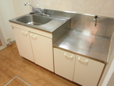 Kitchen. Two-burner gas stove can be installed