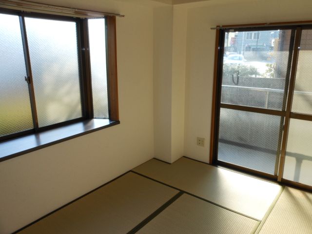 Living and room. Facing south ・ Sunny bright rooms with two faces lighting