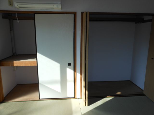 Receipt. It is divided into the closet type and closet type