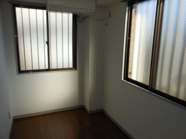 Living and room. The 4.5 Pledge of Western-style comes with air conditioning