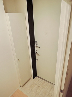 Entrance. Entrance ・ With shoebox