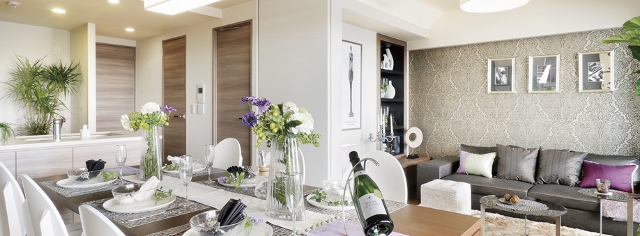 It enters plenty rich sunshine, Bright and airy living ・ dining. When opening the "Wall Door", You can take advantage of as about 16.8 tatami mats of spacious living