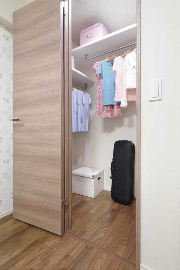 Directions to the model room (a word from the person in charge)