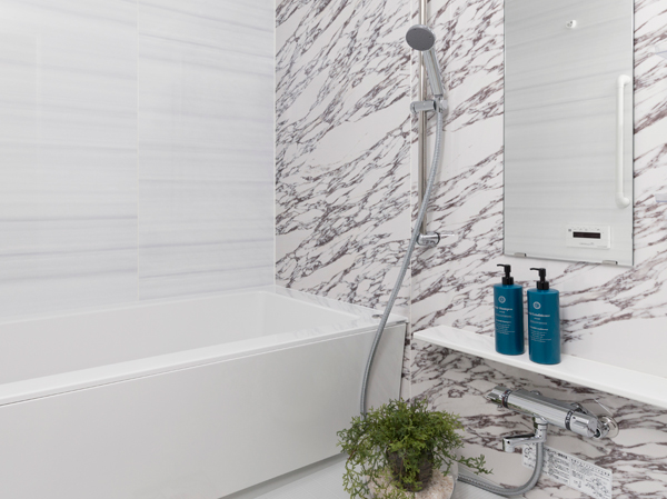 Bathing-wash room.  [bathroom] In the bathroom to produce a moment of healing is, Ingenuity packed to enhance the functionality. In addition to the wide variety of equipment that can be easily clean, Also provided handrail with confidence Add to bathtub. (Model Room B2 type)