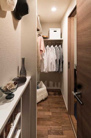 Receipt.  [Family cloak] Ensure the raw activity line of 2WAY you can enter and exit from the corridor side. Of course, it is use it as a private storage space, Also available as a shared storage of family. (Model Room B2 type)