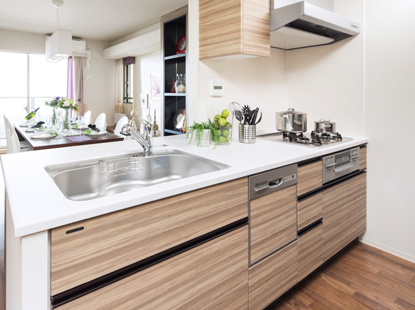 Kitchen.  [kitchen] Deepen communication with family, Open cooking space. Conversation can be enjoyed at the doorstep with the family relaxing in the living room. (Model Room B2 type)