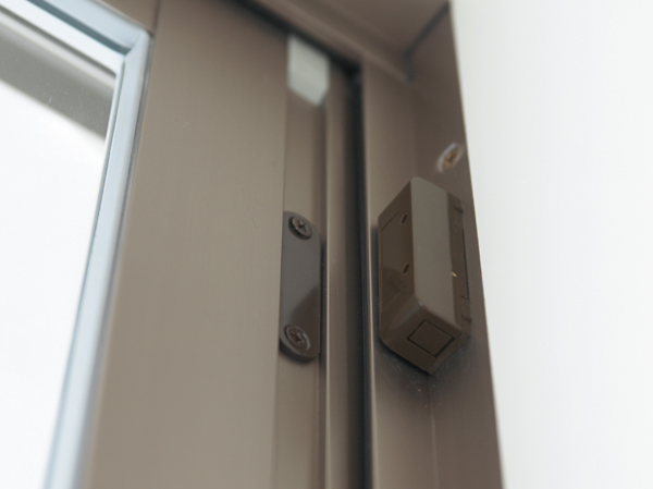 Security.  [Security Window Sensor] First floor dwelling units of window (surface lattice with window ・ FIX windows except) in · A1 · A2 type of some window has established a security window sensors that notify the suspicious person of intrusion. The window is open and sounded the alarm, Problem automatically to control room and security company. (Same specifications)
