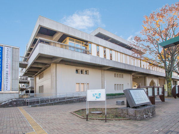 Surrounding environment. Mitaka City Hall (about 1380m ・ 18-minute walk)