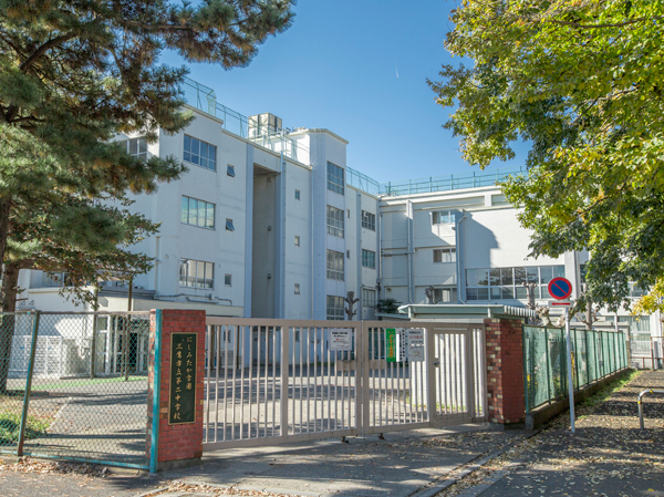 Surrounding environment. City second junior high school (about 780m ・ A 10-minute walk)