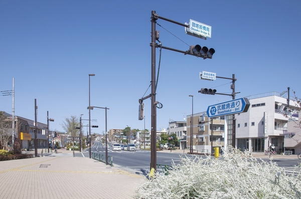 Spacious sidewalks and green zone has been raised to create "Musashisakai Street" (widening the completion of construction area, 2860m)