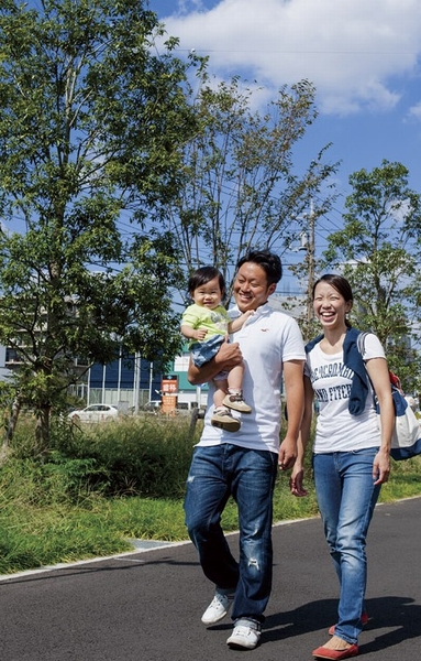 Mr. K and his wife of Relocation from Asakusa Station of rental apartments in the same property (in Musashisakai street before local). It will be a very beautiful street "street trees are planted. Because the sidewalk is wide is safe even in conjunction with the children. "