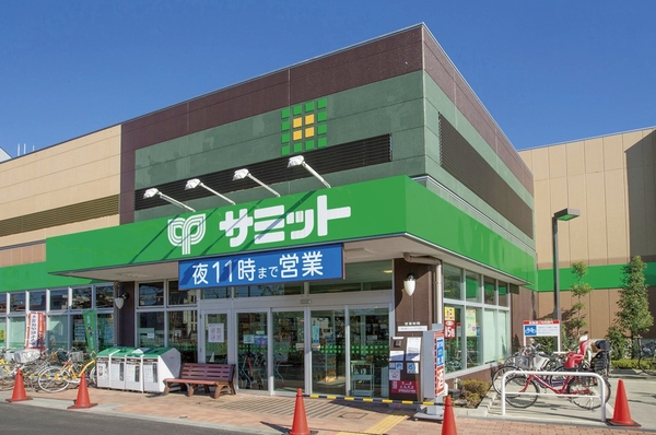 3-minute walk of the Summit Store (about 180m). "It is also useful to the steep shopping because it is open until 11pm."