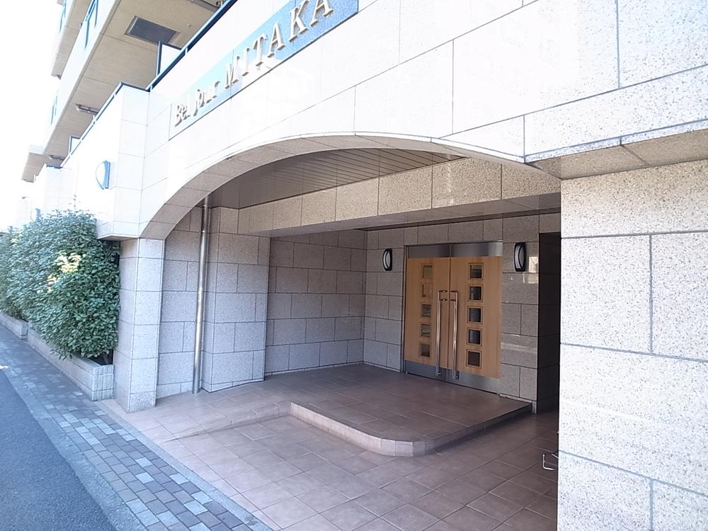 Entrance. Common areas