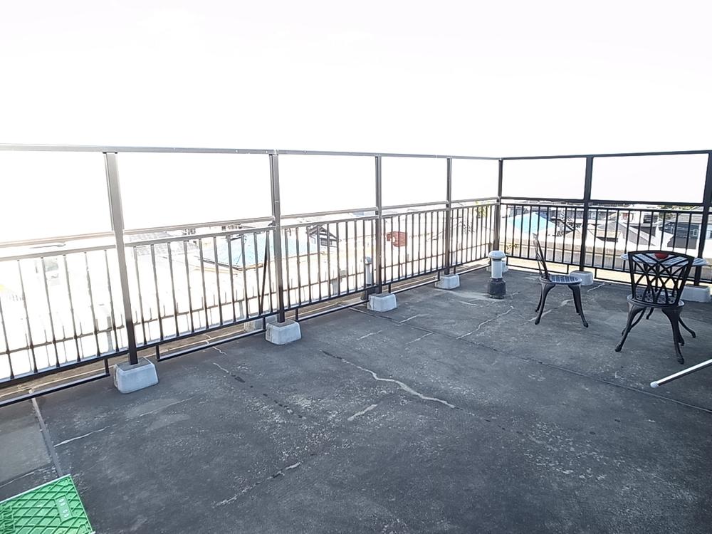 Balcony. Local (12 May 2013) Shooting roof balcony