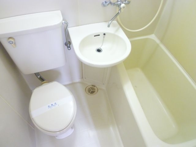 Bath. 3-point unit bus washbasin