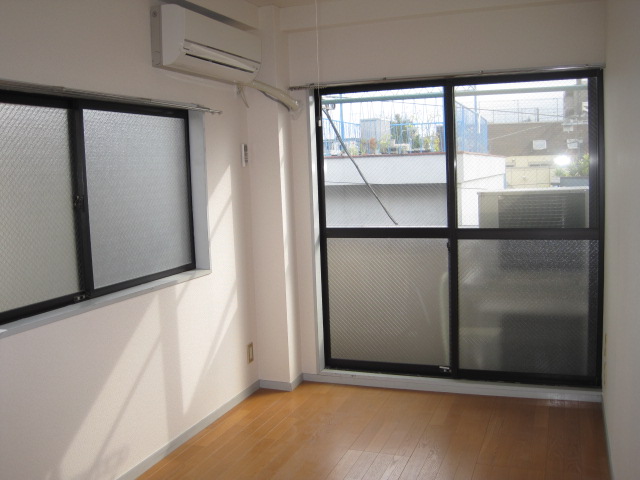 Living and room. Day maximum