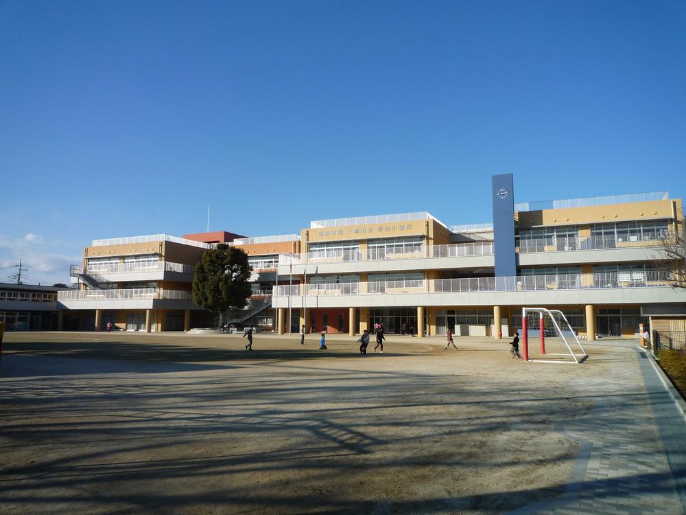 Primary school. Became very beautiful and 932m fully renovated to Mitaka Municipal Dongtai Elementary School.