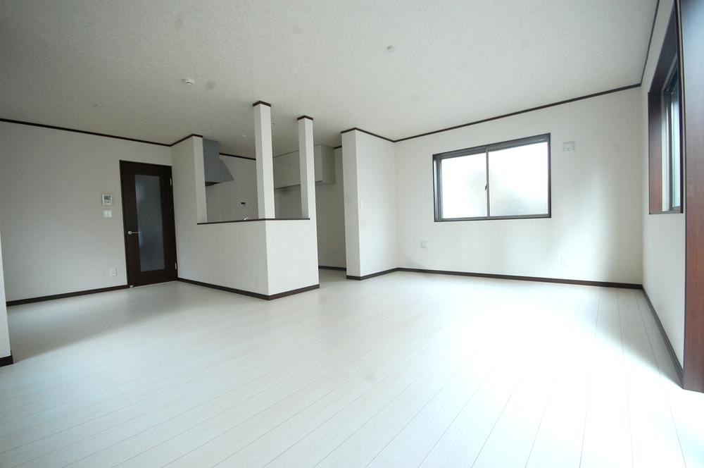 Same specifications photos (living)