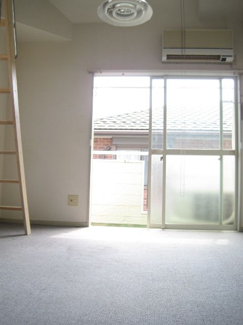 Living and room. There is also a loft.