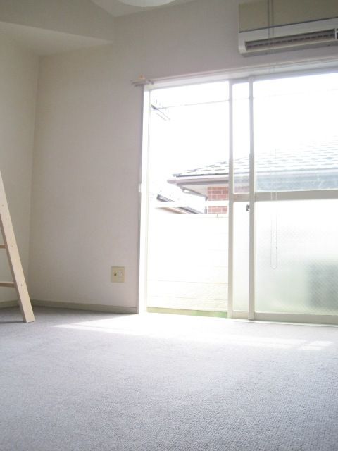 Living and room. Facing south in sunny!