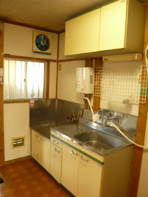 Kitchen. Two-burner stove is Allowed!