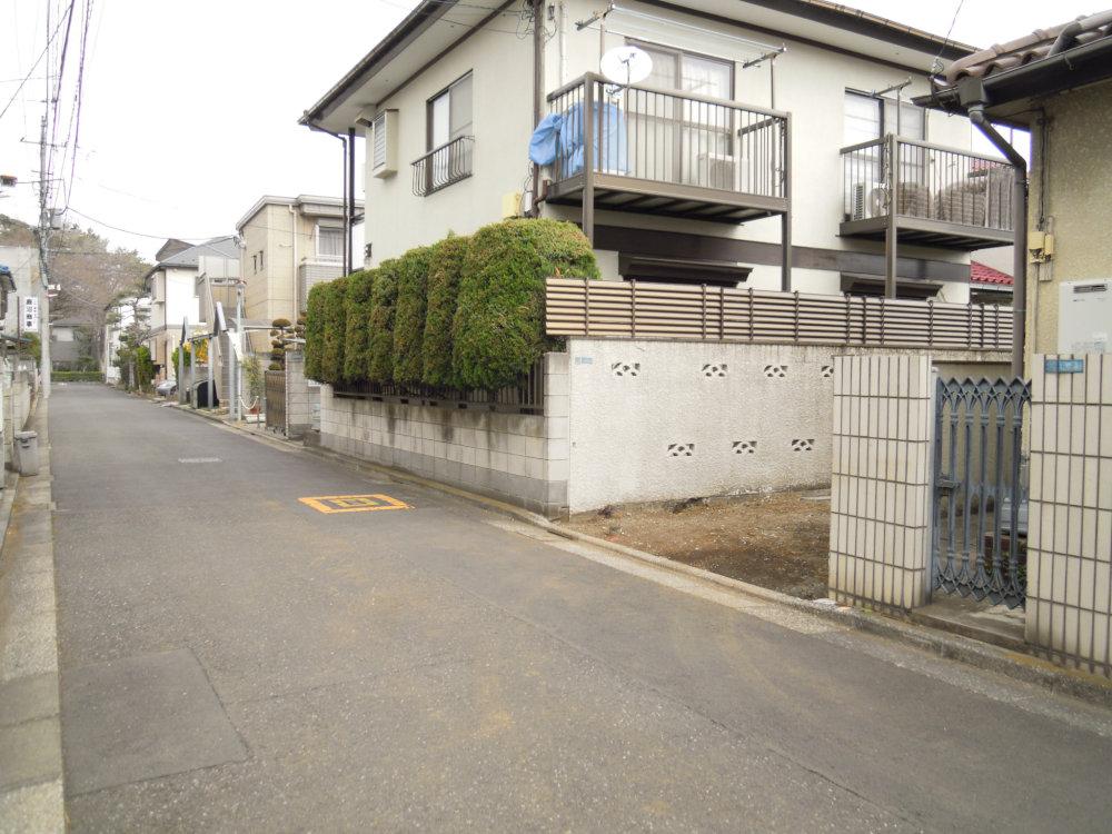 Local photos, including front road. Front road with traffic also less clear.