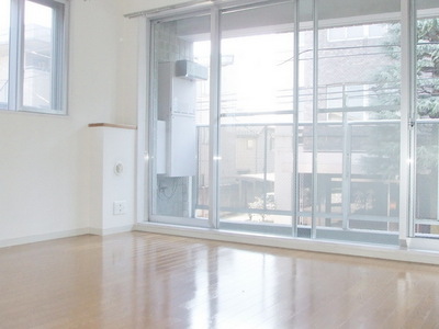 Living and room. Bright living room ・ Two-sided lighting