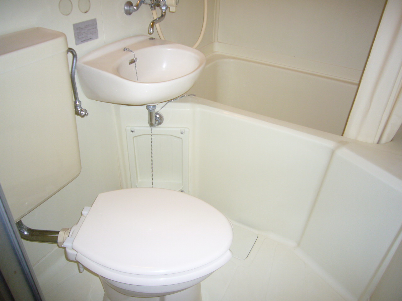 Bath. 3-point unit is a bus