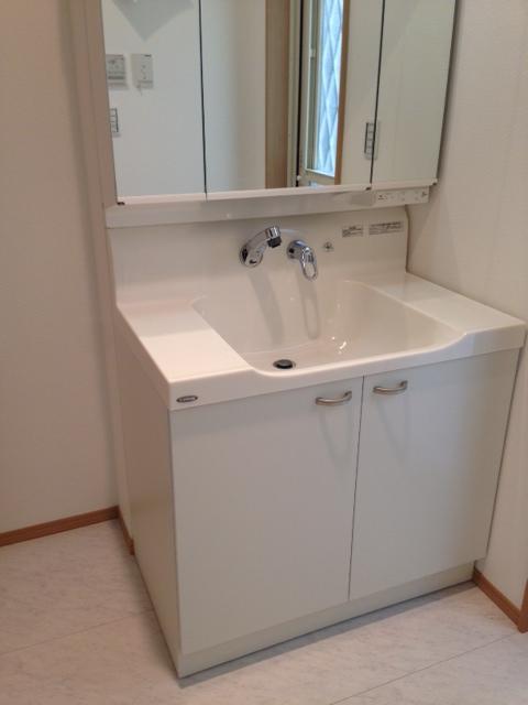 Wash basin, toilet. Three-sided mirror