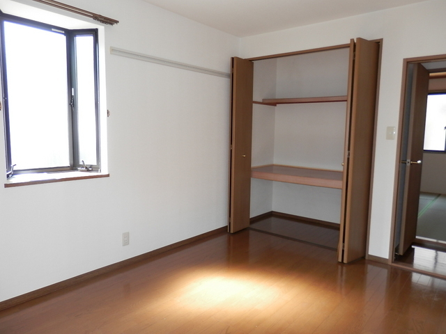 Living and room. ◆ Living room is next to the Western-style ◆