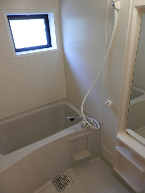 Bath. ◆ It is a bath with a reheating hot water supply ◆