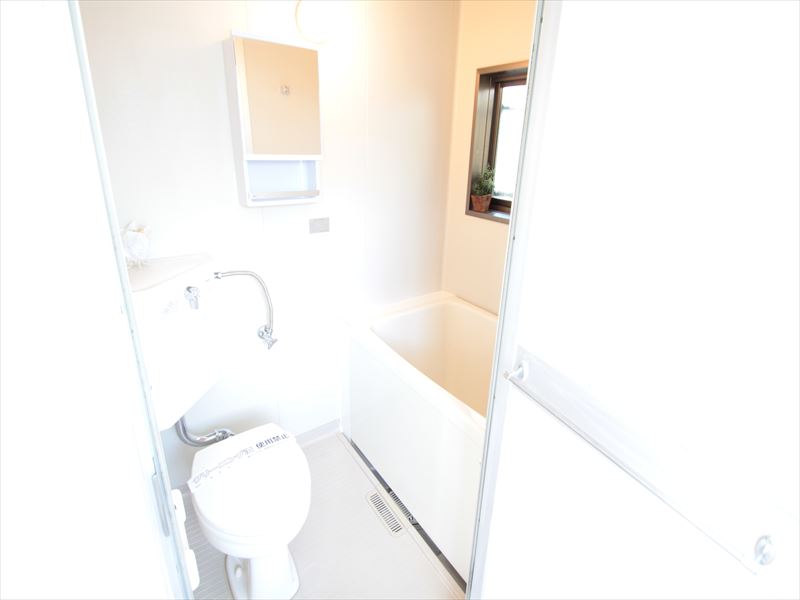 Bath. 3-point unit bus