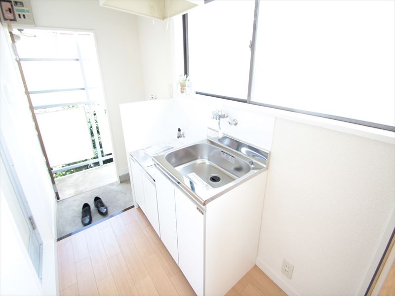 Kitchen. Two-burner gas stove can be installed