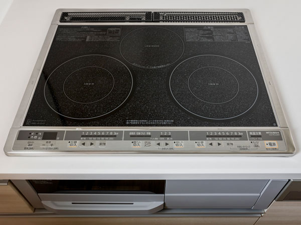 Kitchen.  [Combination IH (2-neck IH heater & 1-neck Rajientohita ・ With grill)] Equipped with a combination of IH Rajientohita that can be used in choosing the IH heater and pot. Since it is with a two-sided grill, It spreads the width of the cuisine. Since the top plate has become flat, It is easy to clean.  ※ IH heater is equipped with deep-fried food temperature setting.