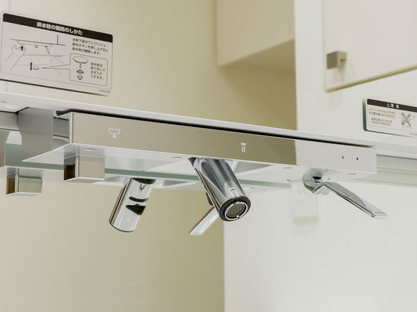 Bathing-wash room.  [Float line faucet] Installing the spout and operating lever to mirror the bottom rather than the counter surface. Cleaning in the bowl since pulled out of the neck also can be done to ease.