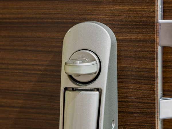 Security.  [Crime prevention thumb turn (switch type thumb)] Thumb turn adopted the "switch type of thumb" on the interior side of the entrance door. Against incorrect tablets called "thumb turning", And it exhibits a high crime prevention.