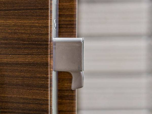 Security.  [Incorrect tablet measures ・ Sickle dead bolt] Since the dead bolt is in sickle, Bar is hard to structure that can not answer lock lock is less likely to come off in an attempt to pry, etc..